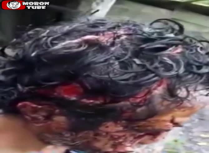 Video :A dog tears this drunk man's face apart (Public Averti)